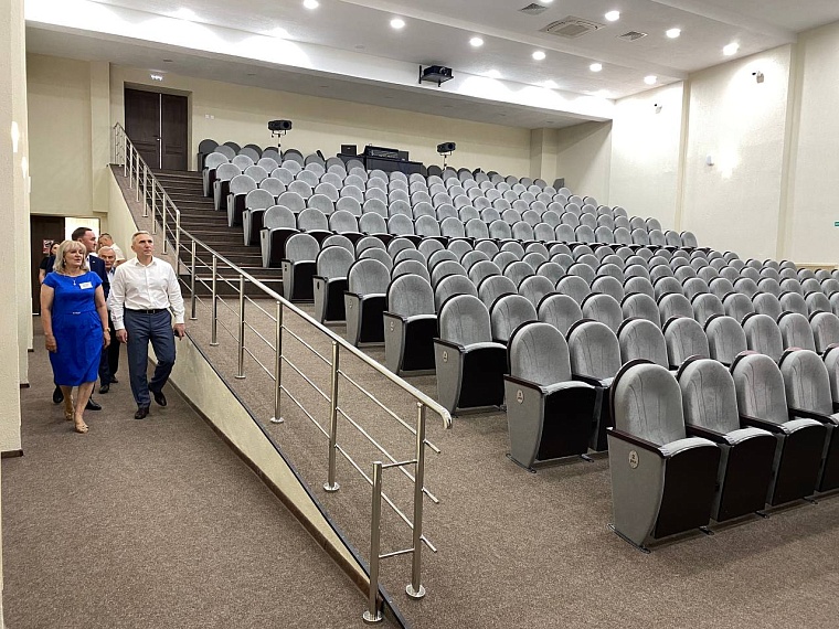 Александр Моор побывал в Армизонском ДК после капремонта