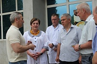 Александр Моор пообщался с ранеными ополченцами во время осмотра больницы в Краснодоне