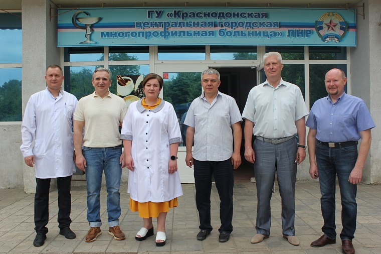 Александр Моор пообщался с ранеными ополченцами во время осмотра больницы в Краснодоне