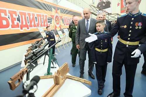 Артем Жога спел с тюменскими кадетами «Батяня-комбат» и пожелал всем скорейшей Победы