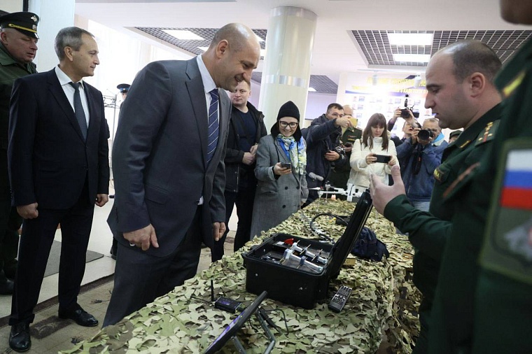 Артем Жога спел с тюменскими кадетами «Батяня-комбат» и пожелал всем скорейшей Победы