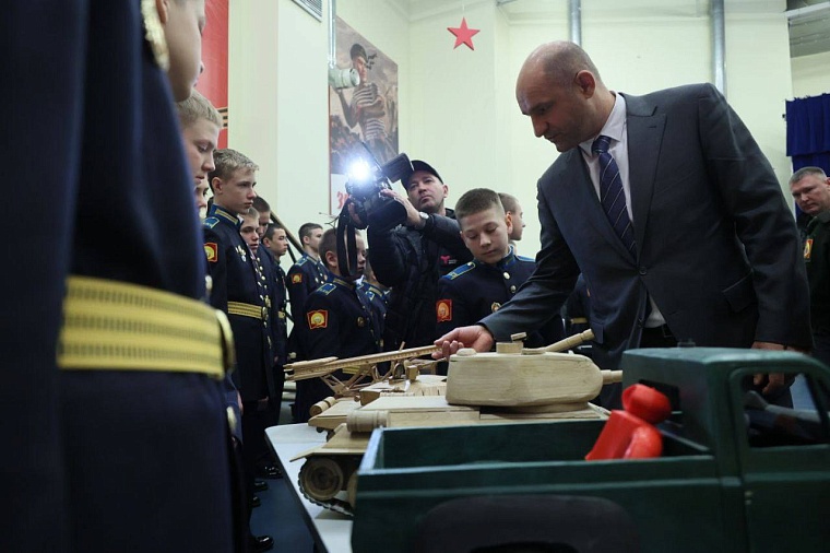 Артем Жога спел с тюменскими кадетами «Батяня-комбат» и пожелал всем скорейшей Победы
