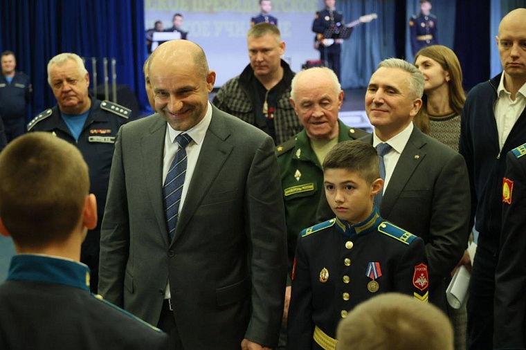 Артем Жога спел с тюменскими кадетами «Батяня-комбат» и пожелал всем скорейшей Победы