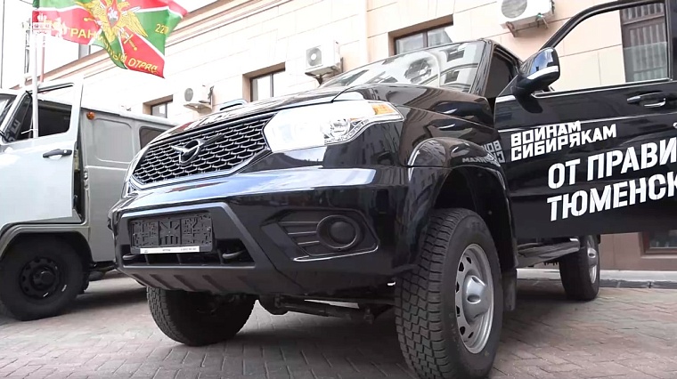 Александр Моор передал ключи от девяти машин, укомплектованных для бойцов СВО