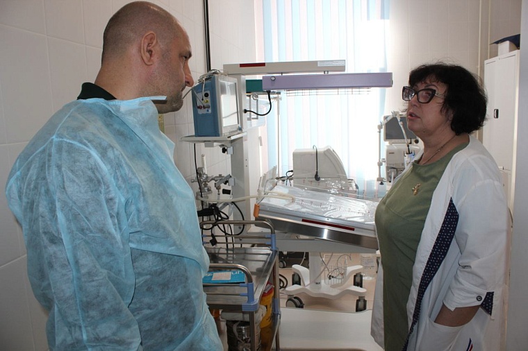 Полпред президента Артем Жога побывал на объектах, которые восстанавливает в Краснодоне Тюменская область