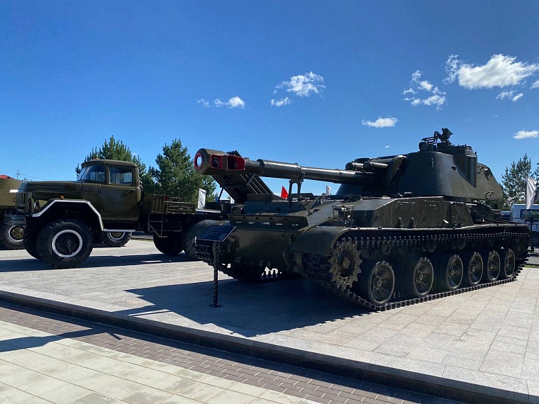 Александр Моор осмотрел площадь 100-летия Исетского района