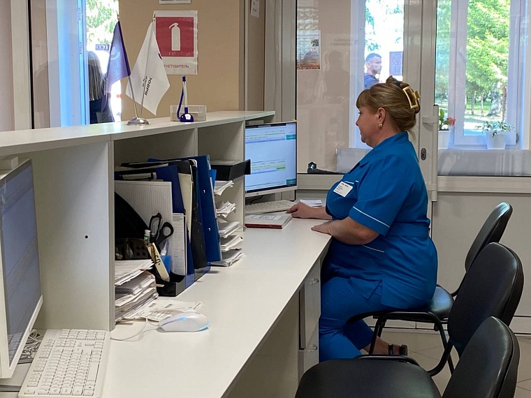 Александр Моор осмотрел площадь 100-летия Исетского района