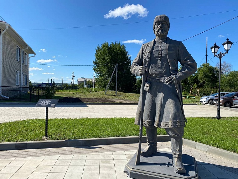 Александр Моор осмотрел площадь 100-летия Исетского района