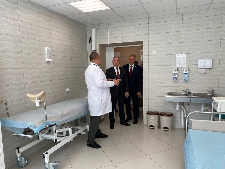 Александр Моор осмотрел площадь 100-летия Исетского района