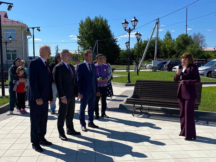 Александр Моор осмотрел площадь 100-летия Исетского района