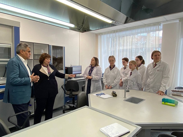 Лидер партии «Новые люди» Алексей Нечаев посетил физико-математическую школу в Тюмени