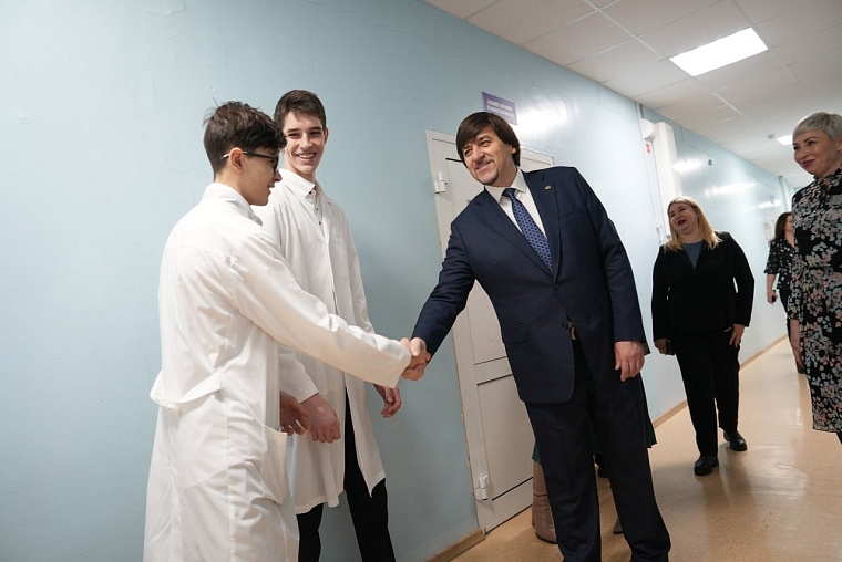 Глава Тюмени Максим Афанасьев пообедал с учениками лицея №93