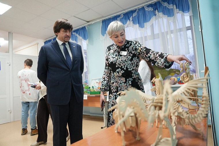 Глава Тюмени Максим Афанасьев пообедал с учениками лицея №93