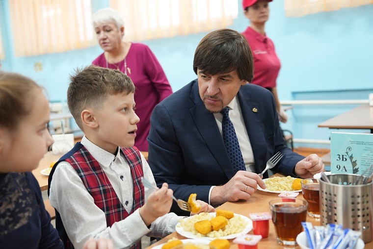 Глава Тюмени Максим Афанасьев пообедал с учениками лицея №93