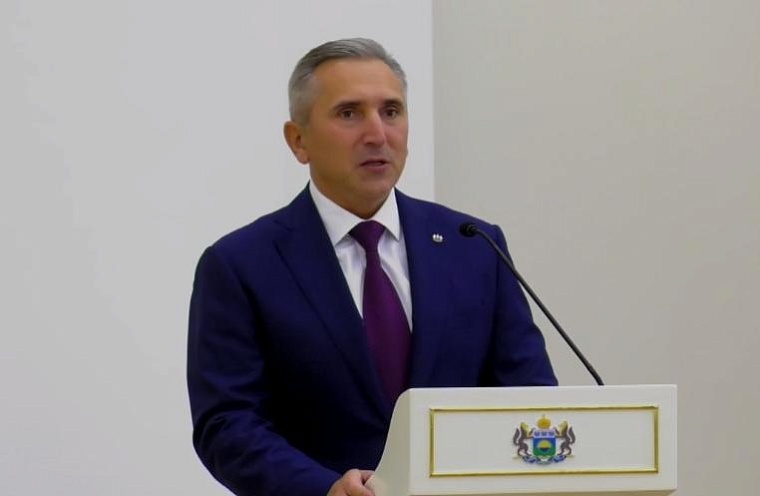 Александр Моор вручил тюменцам награды за особые достижения