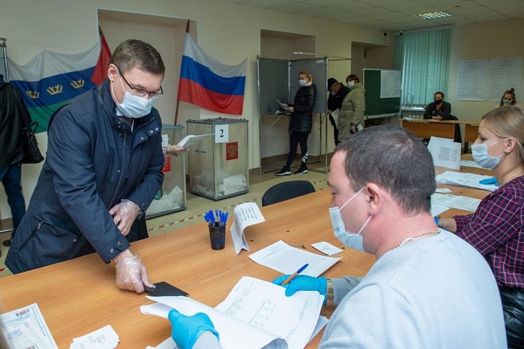 Губернатор, экс-министр и полпред. Как голосуют видные тюменские политики