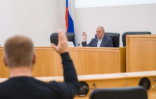 Депутаты городской думы утвердили список из десятков тюменцев для награждения за особые заслуги