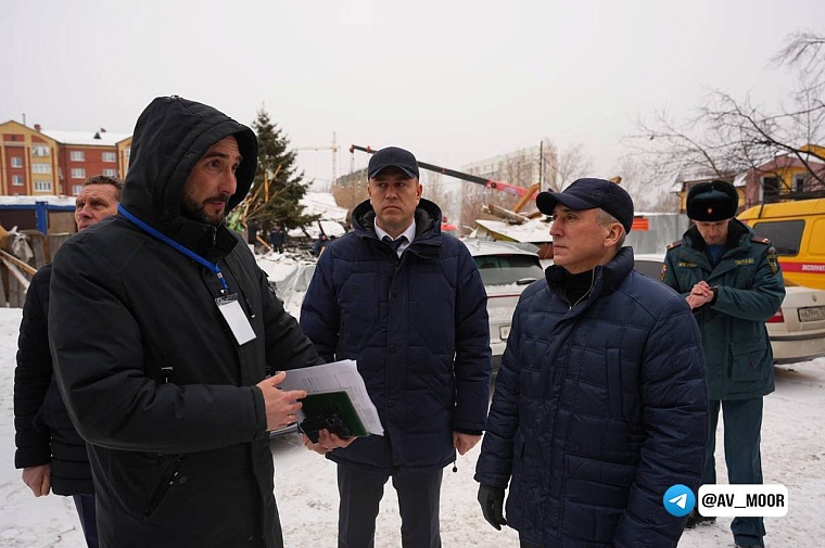 Губернатор Александр Моор побывал на месте разрушенного дома в Тобольске