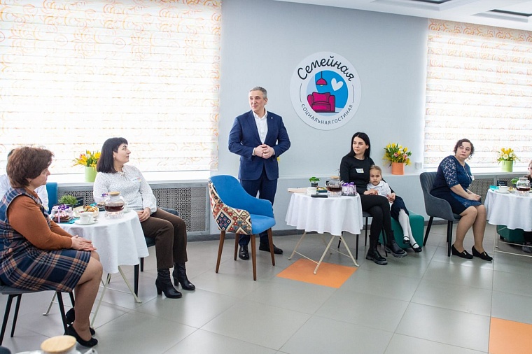 В канун 8 Марта Александр Моор встретился с родными мобилизованных