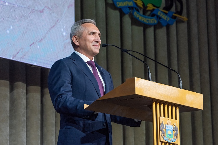 В праздничный день Александр Моор поблагодарил ветеранов и трудовые коллективы