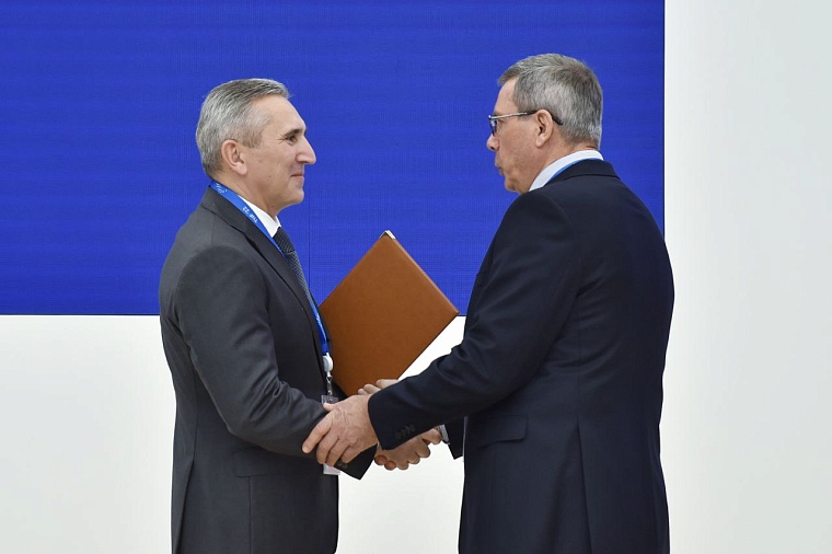 Губернатор Александр Моор на TNF поздравил коллективы двух предприятий с юбилеем