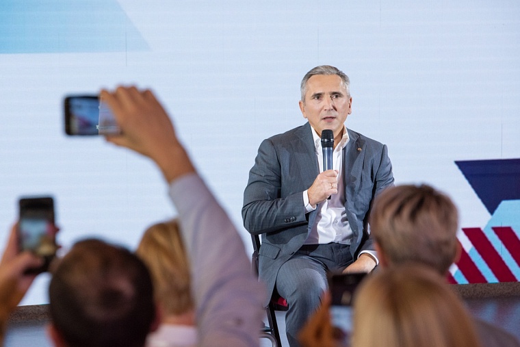 Губернатор Тюменской области поздравил сотрудников СМИ с Днем российской печати