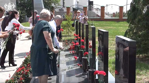 В Казанском районе Александр Моор почтил память Героя России Жумабая Раизова