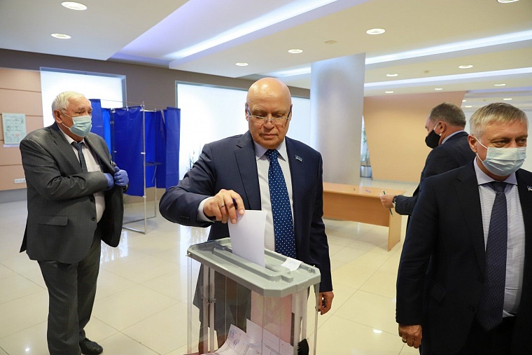 «Достойнейшая кандидатура» - депутаты гордумы присвоили звание почетного гражданина Тюмени врачу