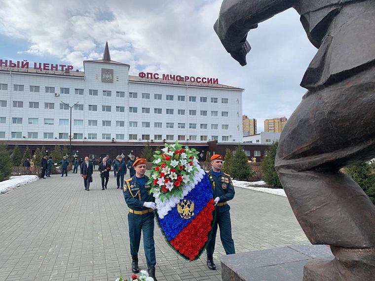 Министр МЧС России Александр Куренков работает в Тюмени