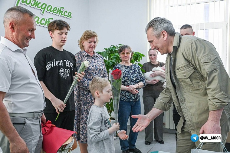 Александр Моор поздравил семью пожарного, участвующего в защите от паводка, с рождением дочери