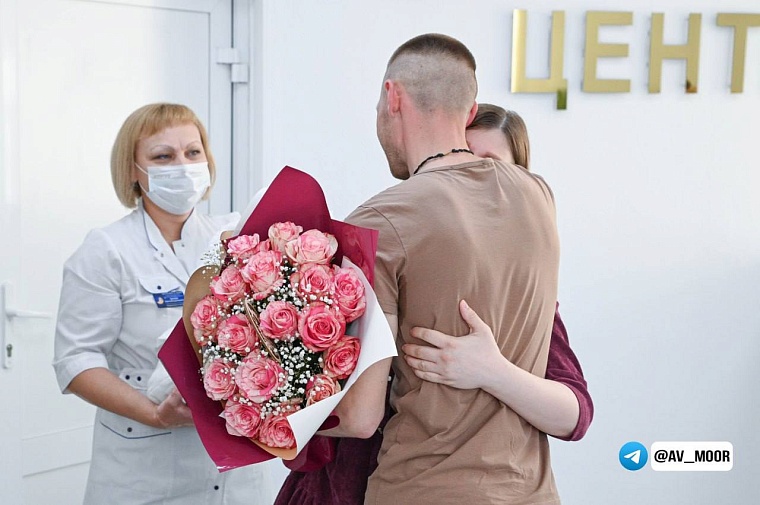 Александр Моор поздравил семью пожарного, участвующего в защите от паводка, с рождением дочери
