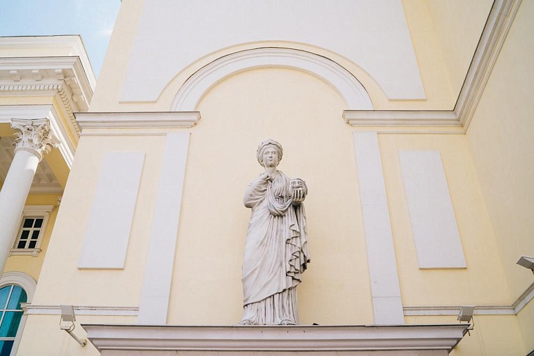 Александр Моор поздравил жителей Тюменской области со Всемирным днем театра