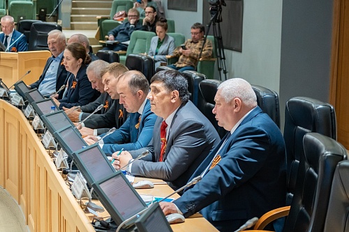 Депутаты городской думы поощрили тюменцев за особые заслуги