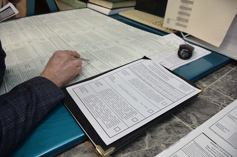 Председатель Тюменского избиркома Игорь Халин согласовал бюллетень на выборы президента РФ