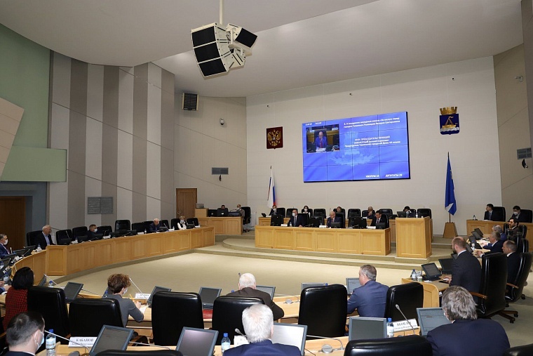 В гордуме Тюмени очередное заседание началось с награждения нагрудными знаками