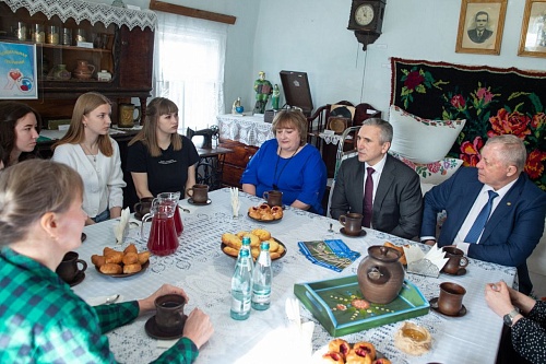 Александр Моор встретился с родными бойцов из Нижнетавдинского района