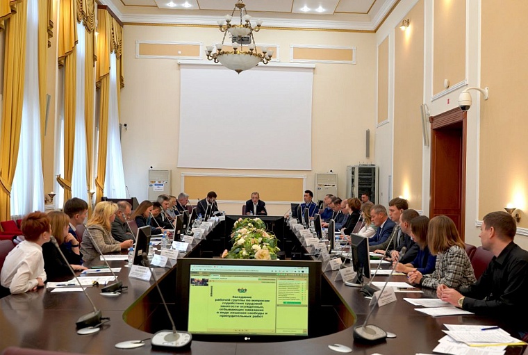 Тюменские заключенные делают малые архитектурные формы и шьют обувь