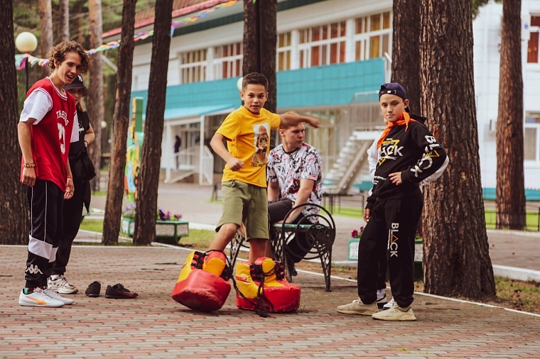 Губернатора Александра Моора поблагодарили за организацию летнего отдыха детей из Краснодона