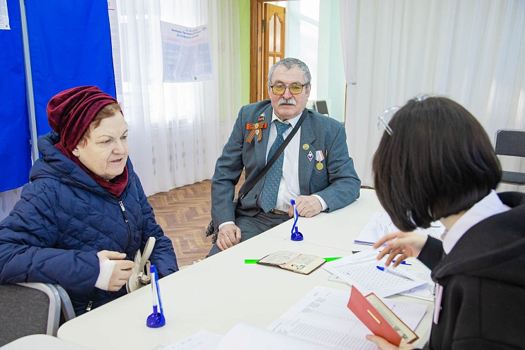 Это праздник и великий день: на избирательный участок тюменец надел награды