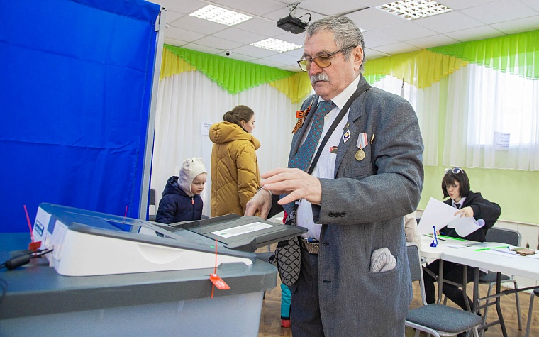 Это праздник и великий день: на избирательный участок тюменец надел награды