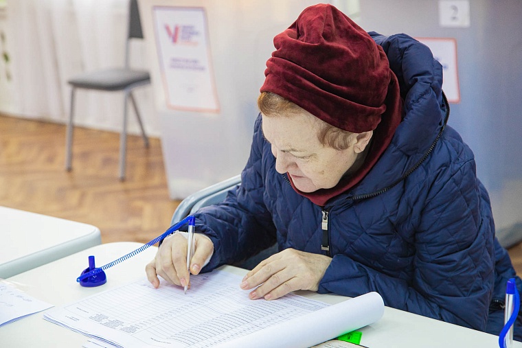 Это праздник и великий день: на избирательный участок тюменец надел награды
