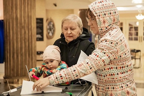 Активность тюменцев на избирательных участках не снижается