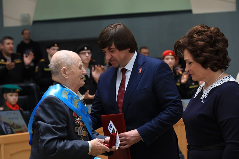 В Тюмени ветераны Великой Отечественной войны получили нагрудные знаки почетных граждан