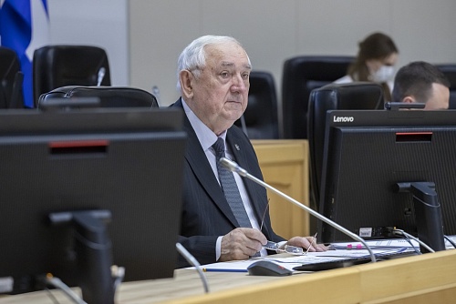 В гордуме поддерживают поощрение муниципальными наградами трех тюменцев