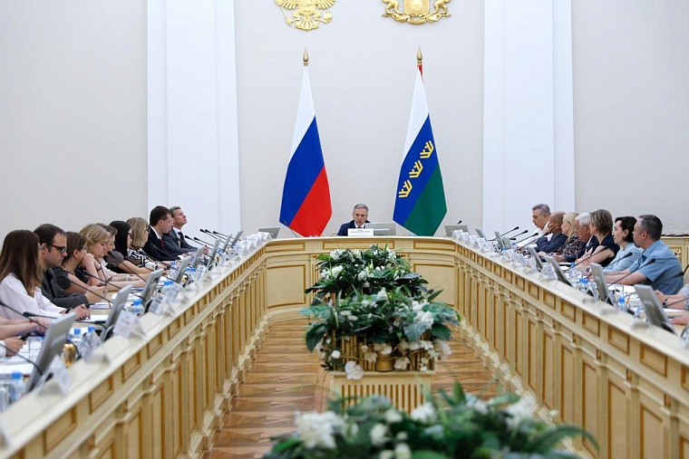 Александр Моор вручил региональные награды руководителям СОНКО