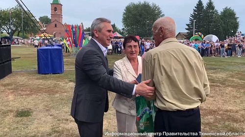Губернатор Александр Моор вручил награды жителям Сладковского района