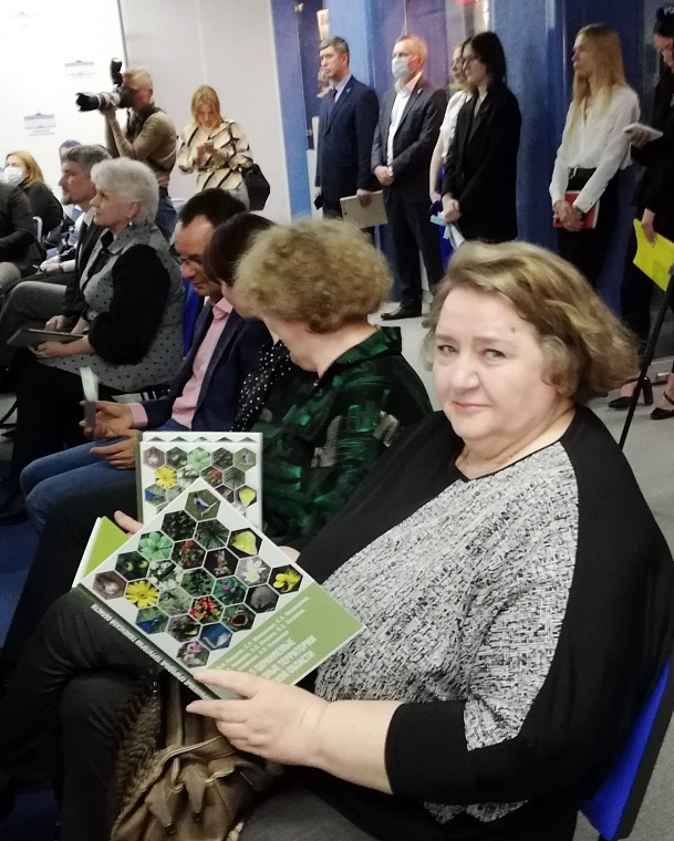 В Тюменской облдуме представили первую книгу, посвященную особо охраняемым природным территориям региона