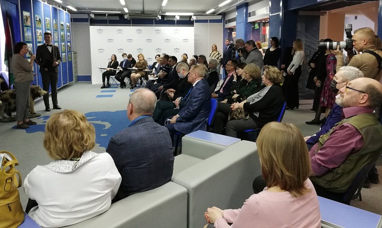 В Тюменской облдуме представили первую книгу, посвященную особо охраняемым природным территориям региона