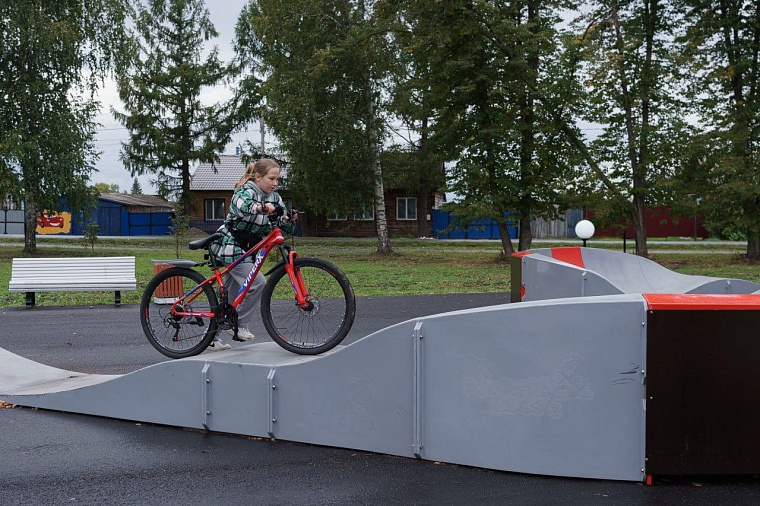 В Юргинском Александр Моор посетил парк, благоустроенный по инициативе жителей