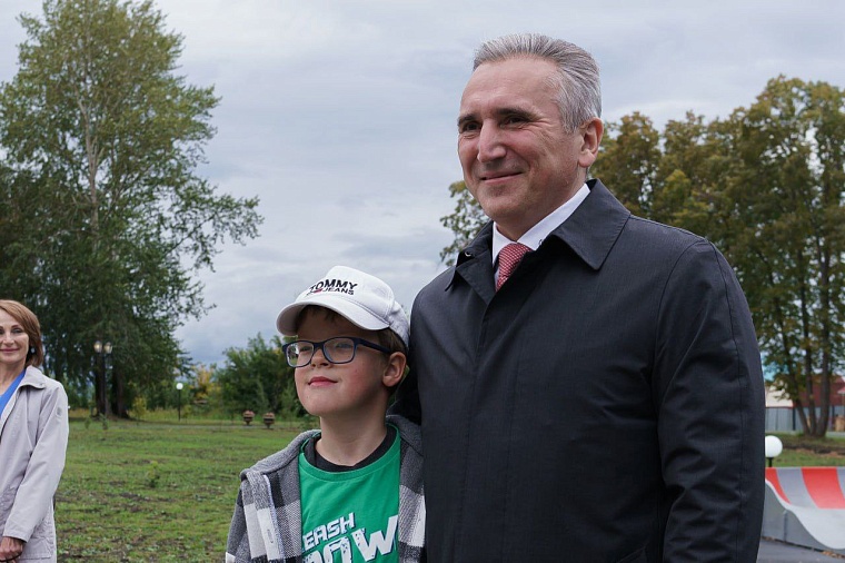 В Юргинском Александр Моор посетил парк, благоустроенный по инициативе жителей